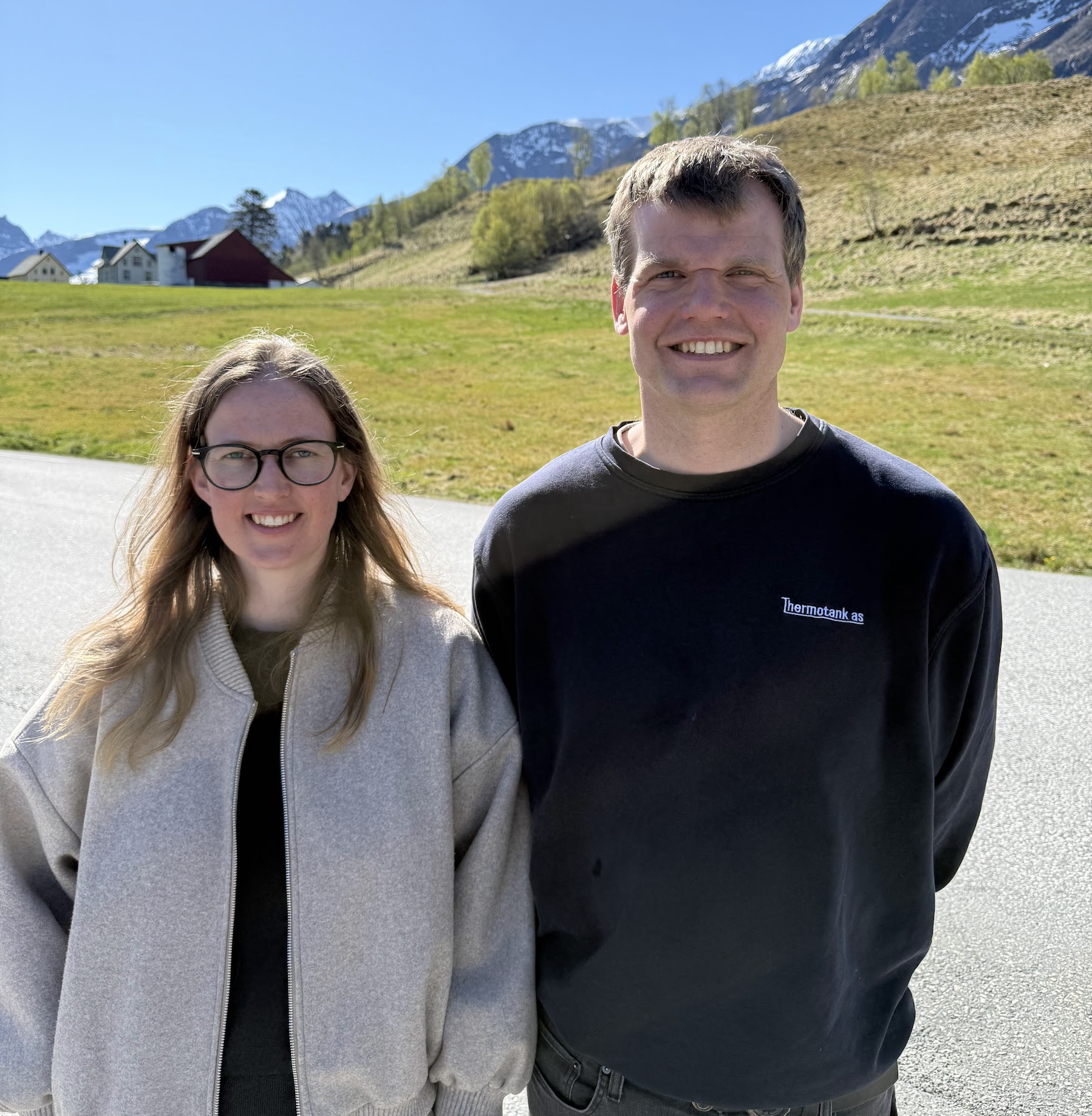 Portrett av to ansatte i Thermotank AS