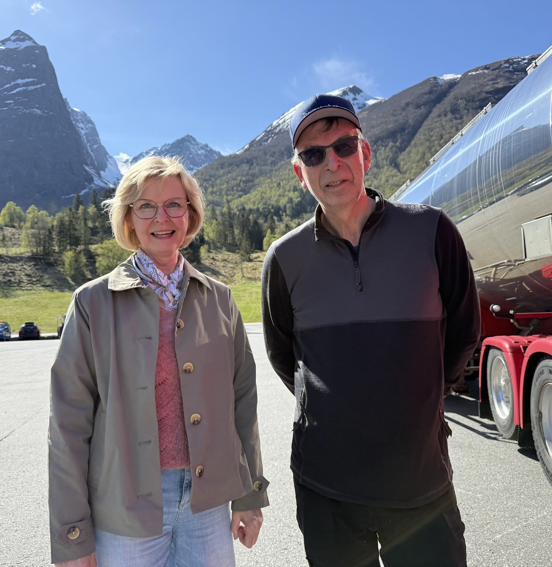 Portrett av to ansatte i Thermotank AS
