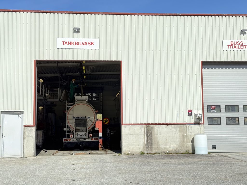 Vaskehallen til Thermotank AS sett utenfra, med skiltet "tankbilvask".