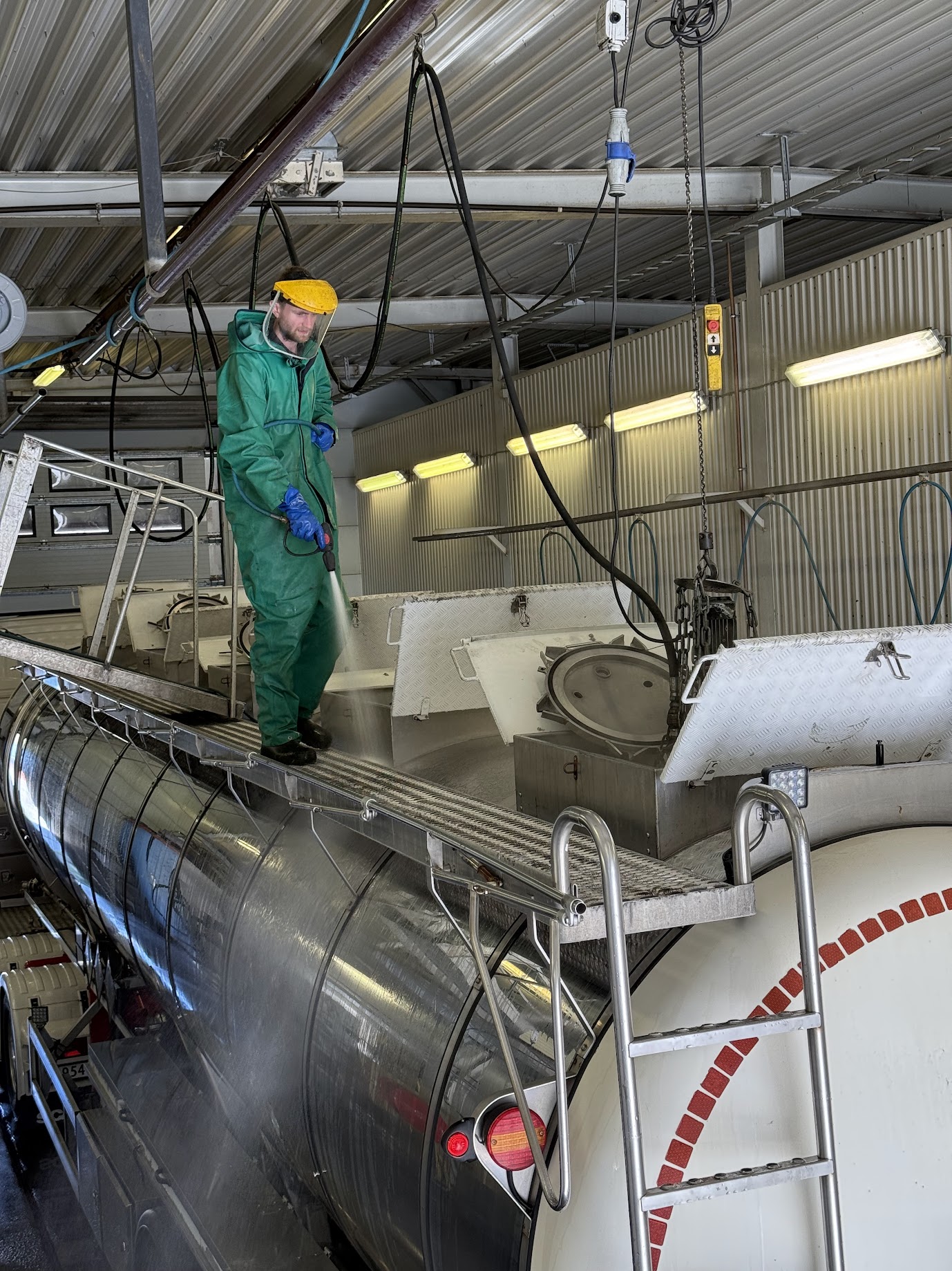 Tankbil som blir vasket inne i Thermotank AS sin vaskehall.