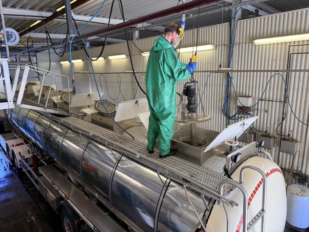 Tankbil som blir vasket inne i Thermotank AS sin vaskehall.